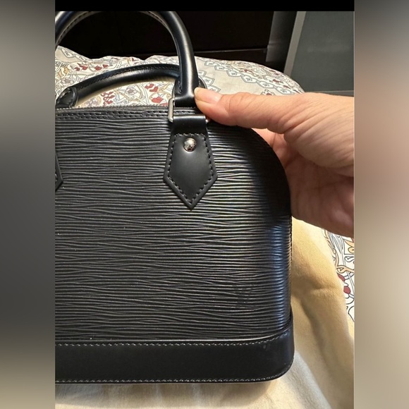 NO LONGER FOR SALE 

LOUIS VUITTON ALMA EPI BB FOR SALE - EXCELLENT CONDITION! - Picture 7 of 8